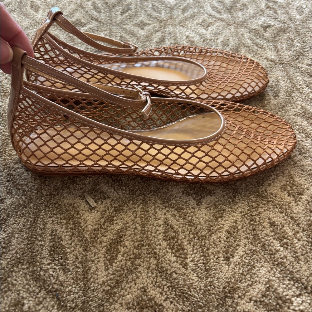 Super cute Women's Tan Mesh Ballet Flats. Can par with anything! Y2K!